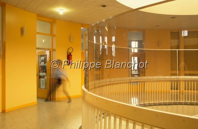 prison 06.JPG - Tour centrale, accès bibliothèqueMAF (Maison d'Arrêt des Femmes)Fleury-Mérogis, France